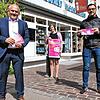 Der Einzelhandel und die Dienstleister sollen durch Gutscheine schnell auf die Beine kommen. OB Martin Staab (links), Nina Hanstein ...