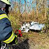 Feuerwehrleute erreichen das Wrack der abgestürzten zweisitzigen Maschine vom Typ &bdquo;Grumman&ldquo; am Sonntagnachmittag, 27. März. ...