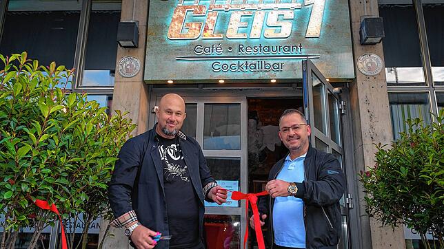 Sabit Dedaj und Xhevat Karasniqi eröffneten das Gleis 1 im Hauptbahnhof.