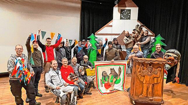 Auf Hochtouren laufen die Vorbereitungen für den Schonacher Zunftabend am Samstag im Haus des Gastes. Der Narrenrat und seine Azubis ...