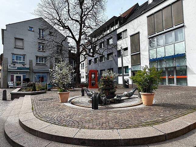 Positivbeispiel Spitalplatz: Mit Sitzplätzen im Schatten eines Baumes, Grünpflanzen und einem Brunnen bietet der Platz am Eingang zur ...