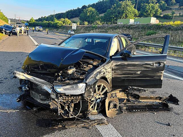 Nach einem heftigen Auffahrunfall mit fünf Fahrzeugen ist die A3 bei Mülligen (Kanton Aargau) gesperrt.