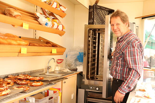 Hans-Peter Schelle neben seinem unverzichtbaren Stromfresser. Der Backofen im Verkaufswagen fiel am Freitag mehrere Male aus.