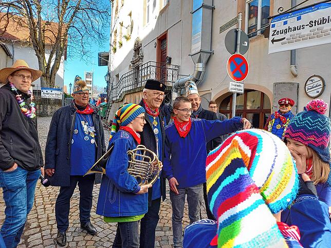 Vor dem Zeughaus ergreifen Serafin Lienhart (rechts) und Lorenz Fetscher, , Musiknachwuchs der Stadtmusik, die Gelegenheit und machen ...