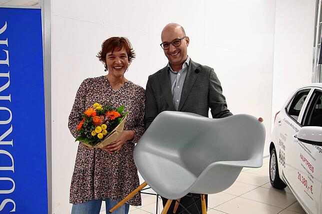 Groß war die Freude bei Andrea Späth aus Waldshut-Tiengen, als sie von Jochen Seipp den Armlehnstuhl Eames Chair, gesponsert von Seipp ...