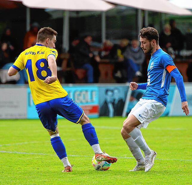F.A.L.-Verteidiger Jannik Karg (links) im Duell mit HFV-Kapitän Kevin Kohler.