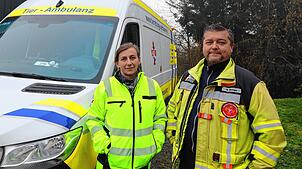 Nicole Weber (links) und Bernd Metzger von der Tierrettung Südbaden vor ihrer Wache in Volkertshausen.