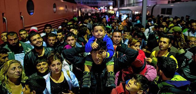 München, 6. September: Tausende von Flüchtlingen sind kurz zuvor mit dem Zug aus Österreich angekommen. Nun werden sie bundesweit ...