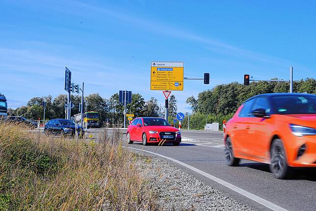 Bisher folgen nur wenige Fahrzeuge dem neuen schnurgeraden Straßenstück in Richtung Zentrum.