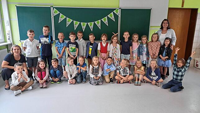 24 Kinder sind in die erste Klases der Wallbacher Flößer-Grundschule eingeschult worden. Klassenlehrerinnen sind Virag Keser (rechts) ...
