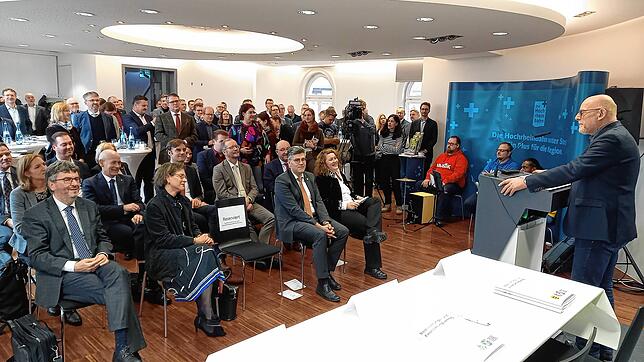 Verkehrsminister Winfried Hermann spricht von einem „historischen Moment“. In der ersten Reihe von links: Peter ...