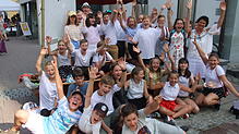Ausgelassen am Stand des Segelvereins der Wäschbruck: Die sechste Klasse der Waldorfschule Wahlwies bezauberte mit Musik vor der ...