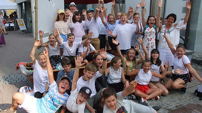 Ausgelassen am Stand des Segelvereins der Wäschbruck: Die sechste Klasse der Waldorfschule Wahlwies bezauberte mit Musik vor der ...