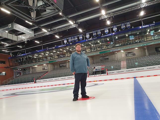 Warten auf den Gast: Patrick Lauer auf dem Eis der Heliosarena. Er weiß nicht, wer jetzt zu ihm kommen wird. Bild: Norbert Trippl