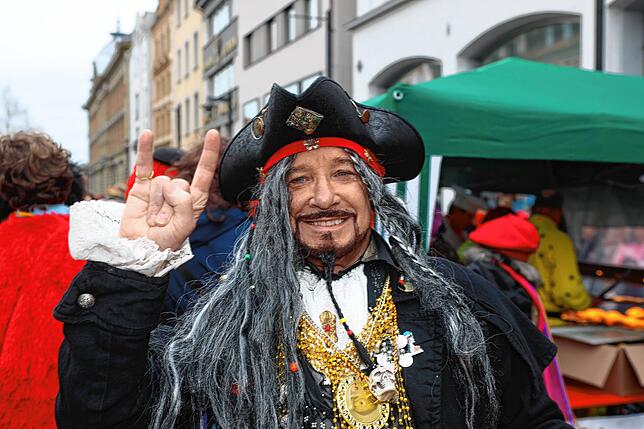 Bild 13: Schmotziger Dunschtig 2024: Die Marktstätte ist komplett in Narrenhand!