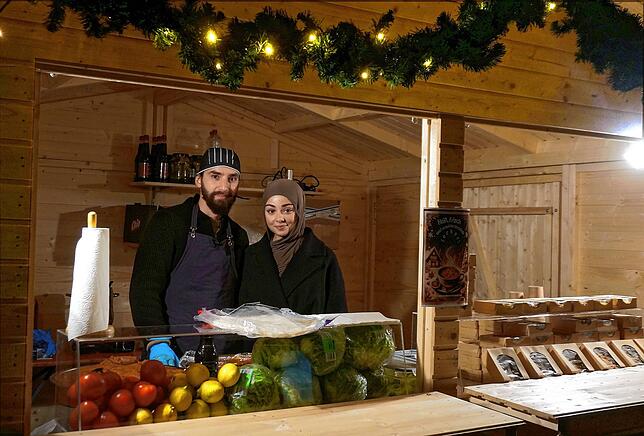 Habip und Tuba haben beim „Anleuchten“ Cigköfte aus Bulgur, eine türkische Speise, und heiße Suppe angeboten, noch bis 15. Dezember sind ...