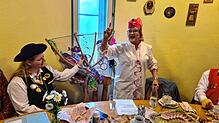Sabine Hartmann-Müller als „Sabine usem Hochrhy-Land“, links Bürgermeisterin Kristin Schippmann. Bild: Stefan Ammann