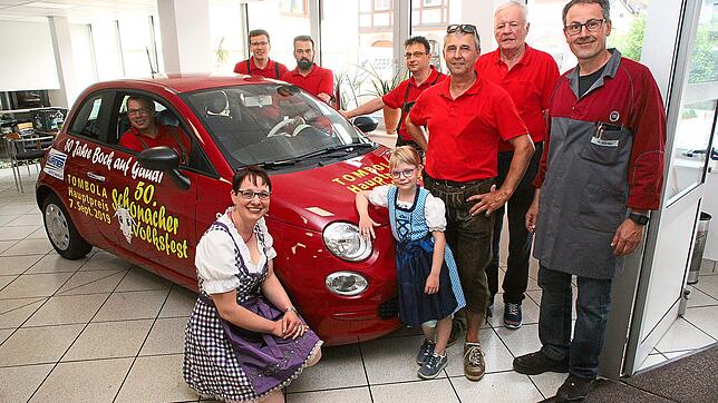 Den Volksfest-Tombola-Hauptgewinn präsentieren Rolf Kürner (von rechts) sowie Manfred Fries vom Förderverein der Feuerwehr Schonach, ...