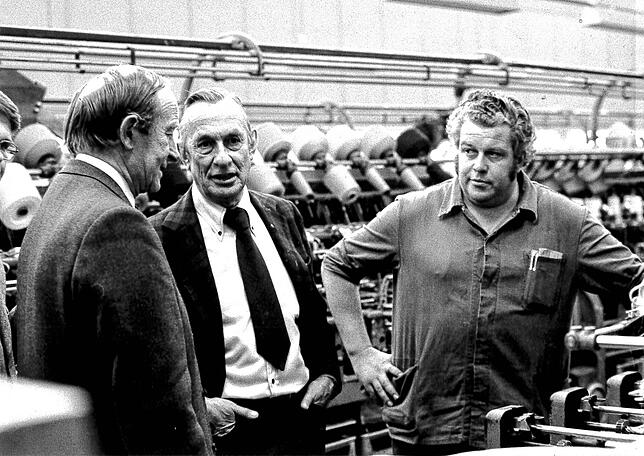 Hans Filbinger 1976 zu Besuch in der Weberei der Brennet: Webmeister Helmar Kaiser blickt ein wenig mit alemannischer Skepsis, ist aber ...