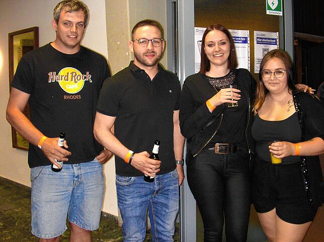 Sebastian Schropp, Stefan Ebner, Ronja Gißler und Kim Wasche, freuen sich, dass nach der langen Zeit wieder eine Party besucht werden kann.