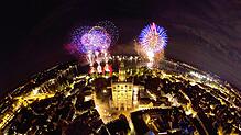 Was für ein Anblick: Das Feuerwerk beim Seenachfest in Konstanz. Im Vordergrund ist das Münster zu sehen.