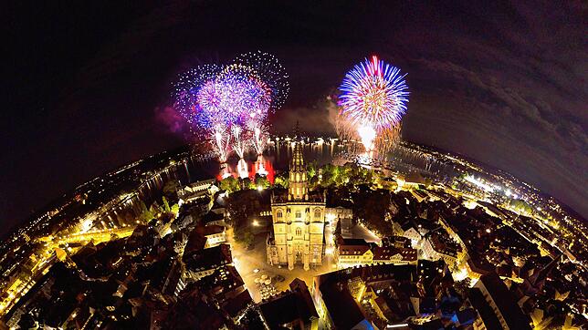 Was für ein Anblick: Das Feuerwerk beim Seenachfest in Konstanz. Im Vordergrund ist das Münster zu sehen.