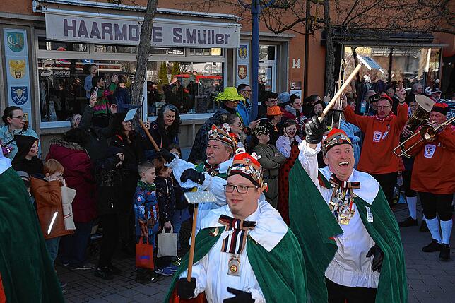 Bild 14: In Bad Dürrheim herrscht am Fasnetmentig beste Feierlaune (2)