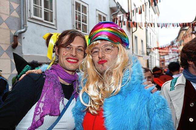 Bild 21: Buntes Treiben in den Gassen &ndash; Narren erobern bei der Straßenfastnacht die Stadt