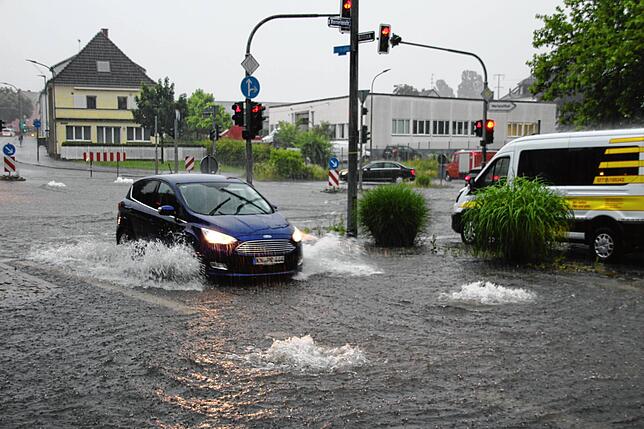 Bild 7: Heftiges Unwetter im Hegau: Auch Autos schwimmen davon!