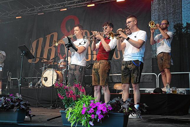 Bild 28: Bilder vom Sternmarsch und Fahneneinmarsch zum 175-jährigen Bestehen der Musikkapelle Ailingen