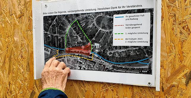 Am Baustellenzaun nahe der Vöhrenbacherstraße informiert eine Karte über den Umweg, den Radfahrer und Spaziergänger derzeit in Kauf ...