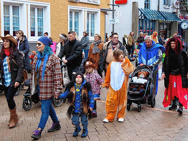 Mit Spiel, Spaß und reichlich Fettigem und Süßem hat der Narrensamen sich beim Kinderumzug und dem anschließenden Kinderball vergnügen ...