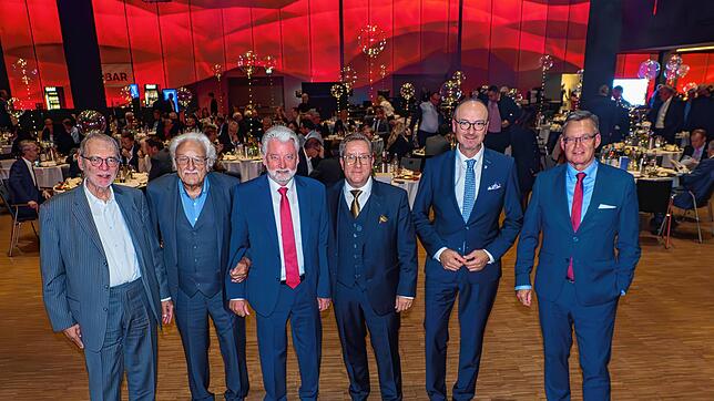 Sie freuen sich, dass die Konstanzer Wohnungsbaugesellschaft Wobak gesund und munter ihren 100. Geburtstag feiern kann: Die ...