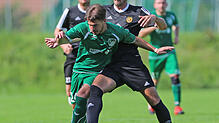 Eine Nummer zu groß war der FC Öhningen-Gaienhofen (rechts Nico Loosmann) für den Bezirksliga-Neuling BSV Nordstern (links Fabian ...