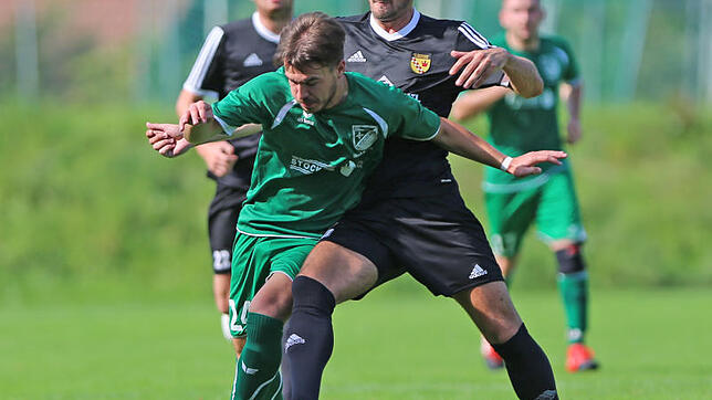 Eine Nummer zu groß war der FC Öhningen-Gaienhofen (rechts Nico Loosmann) für den Bezirksliga-Neuling BSV Nordstern (links Fabian ...