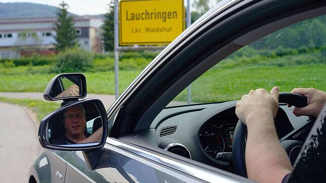 Bei der praktischen Fahrprüfung durchzufallen, ist heute offenbar für viele Fahrschüler kein großes Problem mehr. Davon berichtet unter ...