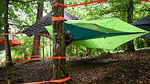 Mehrere Zelte mit dem Namen Stingray (wie Stachelrochen) sind bei der Survival- und Outdoor-Messe zwischen Bäumen gespannt, um darin ...