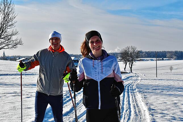 Stefan Meister und seine Tochter Lena aus Tiengen nutzten das schöne Wetter am Samstagmorgen bei minus fünf Grad zum Langlauf in Birkendorf.