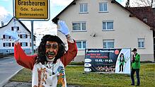 Gablemale Sonja Pabst (vorn) und Elferrat Jürgen Öttel (hinten rechts) machen Werbung für den Grasbeurer Fasnetsweg. Auf der 1,7 ...