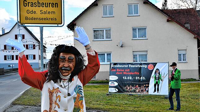 Gablemale Sonja Pabst (vorn) und Elferrat Jürgen Öttel (hinten rechts) machen Werbung für den Grasbeurer Fasnetsweg. Auf der 1,7 ...