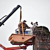 Peter Krattenmacher (links) und Andreas Mauch schieben das Nistmaterial in einen kleinen Container &ndash; und das alles in rund 30 ...