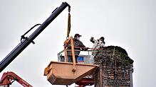 Peter Krattenmacher (links) und Andreas Mauch schieben das Nistmaterial in einen kleinen Container &ndash; und das alles in rund 30 ...