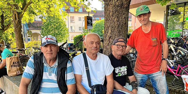 Vito Polina (von links), Giovanni Bergamasco, Franco Deliso und Markus Rägler genießen das Flair am Zähringerplatz. Alle Männer haben ...