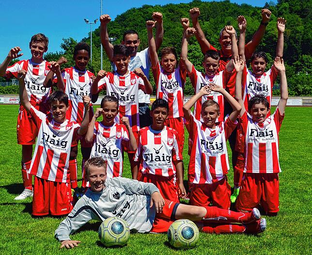 Meister 2017: Vor ihrem Wechsel zum SC Freiburg holten Noah Wagner (unten links) und Luca Marino (rechts daneben) mit den D-Junioren des ...