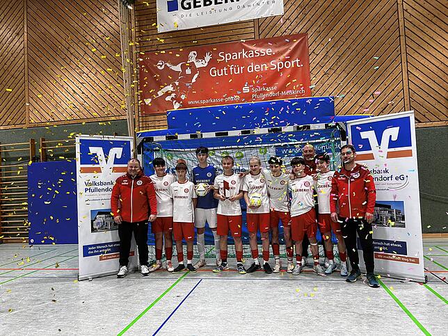 Die erfolgreichen C-Junioren des SC Pfullendorf (von links): Trainer Andreas Reisser, Yasin Sengül, Jonael Schütz, Ben Mühl, Jonas ...