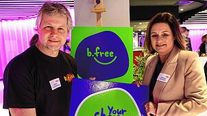 Präsentieren das neu gestaltete Logo von b.free: Georg Fleischmann (Kreisjugendpfleger und neuer b.free-Geschäftsführer) und die ...
