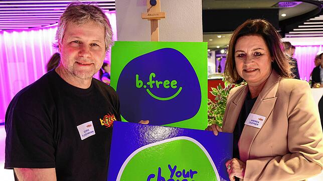Präsentieren das neu gestaltete Logo von b.free: Georg Fleischmann (Kreisjugendpfleger und neuer b.free-Geschäftsführer) und die ...