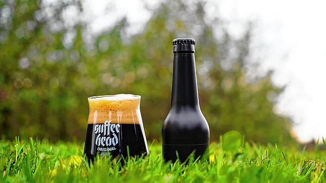 Halbiertes Bier: &bdquo;Sufferhead&ldquo; von Emeka Ogboh.
