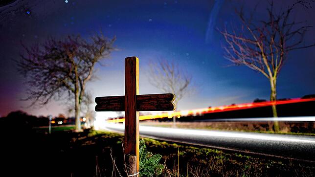Kreuz zur Erinnerung an einen Verkehrstoten. Symbolfoto