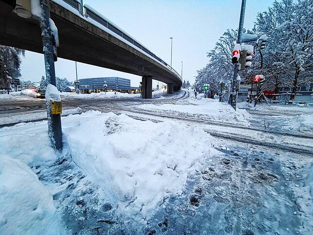 Erste Fußgängertrassen werden an den Kreuzungen freigeschaufelt. Es ist 8 Uhr.